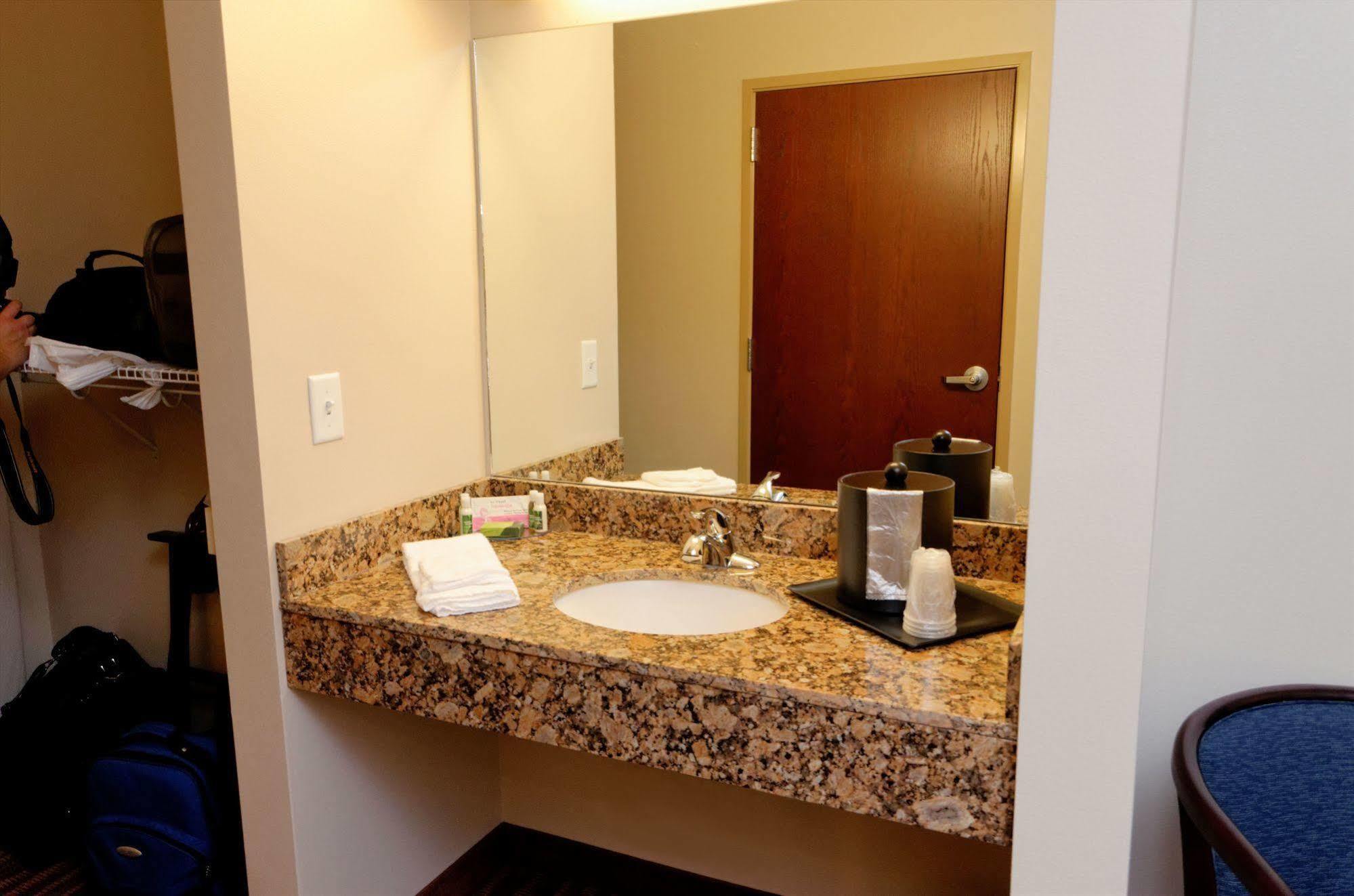 Cobblestone Inn & Suites Fort Madison Esterno foto